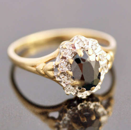 VINTAGE 9CT YELLOW and WHITE GOLD HEART RING. SAPPHIRE and SMALL DIAMONDS. 3 CLAWS SLIGHTLY SHORT