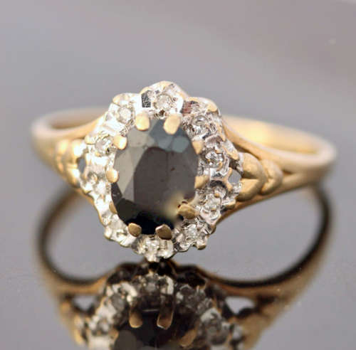 VINTAGE 9CT YELLOW and WHITE GOLD HEART RING. SAPPHIRE and SMALL DIAMONDS. 3 CLAWS SLIGHTLY SHORT