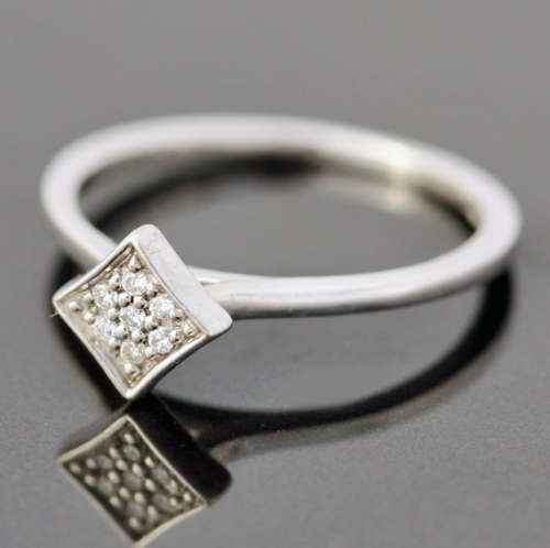 ENGLISH 'AZENDI' BRAND DAINTY DIAMOND 9CT WHITE GOLD RING. 375