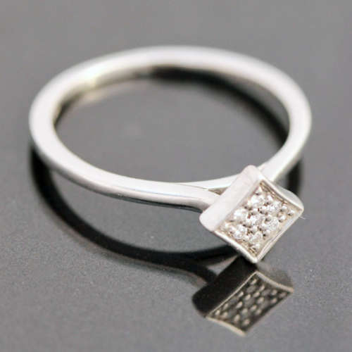 ENGLISH 'AZENDI' BRAND DAINTY DIAMOND 9CT WHITE GOLD RING. 375