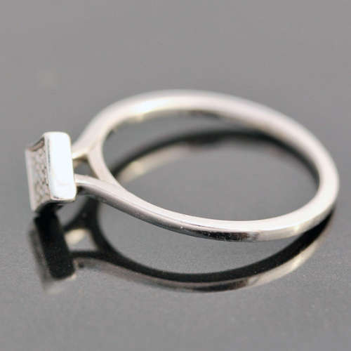 ENGLISH 'AZENDI' BRAND DAINTY DIAMOND 9CT WHITE GOLD RING. 375