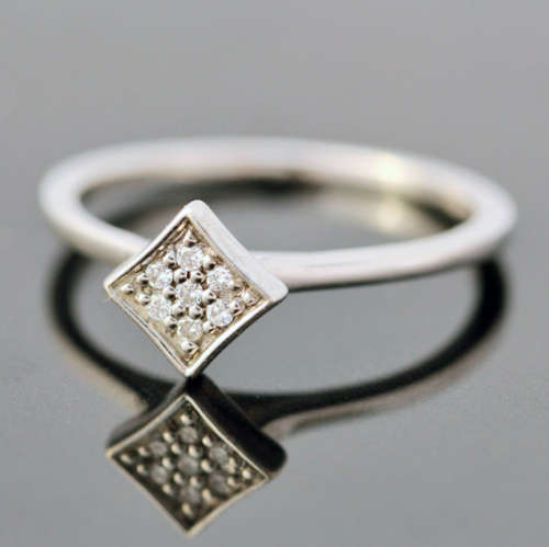 ENGLISH 'AZENDI' BRAND DAINTY DIAMOND 9CT WHITE GOLD RING. 375