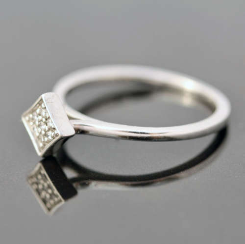 ENGLISH 'AZENDI' BRAND DAINTY DIAMOND 9CT WHITE GOLD RING. 375