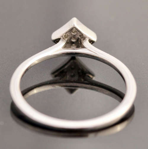 ENGLISH 'AZENDI' BRAND DAINTY DIAMOND 9CT WHITE GOLD RING. 375
