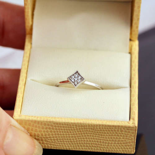 ENGLISH 'AZENDI' BRAND DAINTY DIAMOND 9CT WHITE GOLD RING. 375