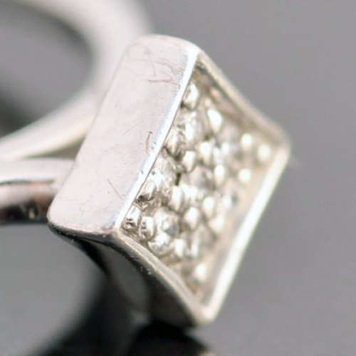 ENGLISH 'AZENDI' BRAND DAINTY DIAMOND 9CT WHITE GOLD RING. 375