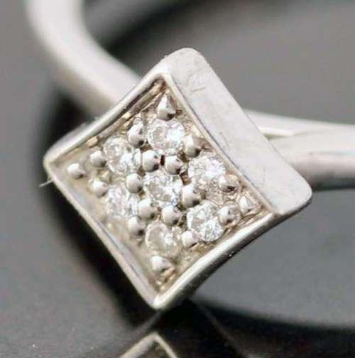 ENGLISH 'AZENDI' BRAND DAINTY DIAMOND 9CT WHITE GOLD RING. 375