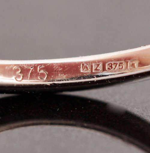 ENGLISH 'AZENDI' BRAND DAINTY DIAMOND 9CT WHITE GOLD RING. 375