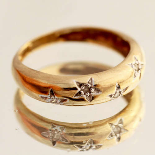 VINTAGE ENGLISH SHANK STYLE HALF ROUND 9CT YELLOW DIAMOND RING WITH GROOVED STAR-SHAPE MOTIFS. 375