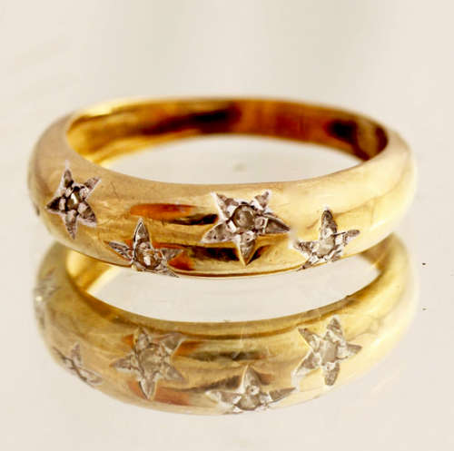 VINTAGE ENGLISH SHANK STYLE HALF ROUND 9CT YELLOW DIAMOND RING WITH GROOVED STAR-SHAPE MOTIFS. 375