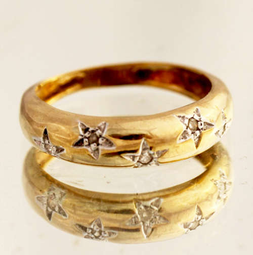 VINTAGE ENGLISH SHANK STYLE HALF ROUND 9CT YELLOW DIAMOND RING WITH GROOVED STAR-SHAPE MOTIFS. 375