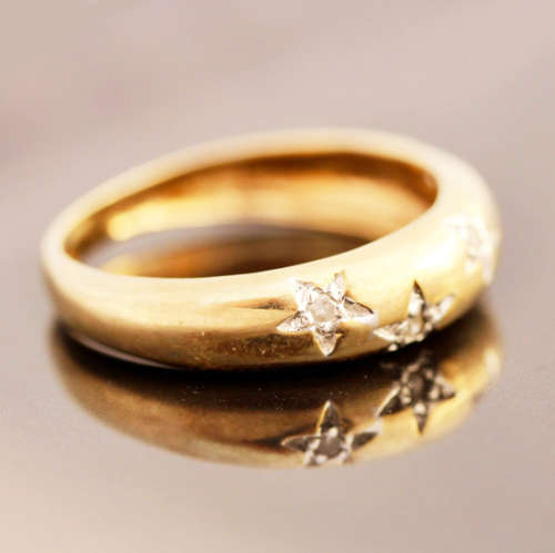 VINTAGE ENGLISH SHANK STYLE HALF ROUND 9CT YELLOW DIAMOND RING WITH GROOVED STAR-SHAPE MOTIFS. 375