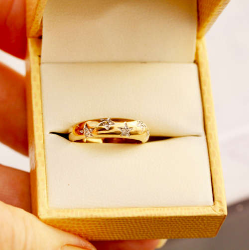 VINTAGE ENGLISH SHANK STYLE HALF ROUND 9CT YELLOW DIAMOND RING WITH GROOVED STAR-SHAPE MOTIFS. 375