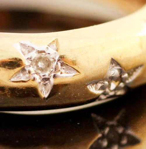 VINTAGE ENGLISH SHANK STYLE HALF ROUND 9CT YELLOW DIAMOND RING WITH GROOVED STAR-SHAPE MOTIFS. 375