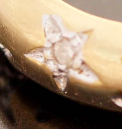 VINTAGE ENGLISH SHANK STYLE HALF ROUND 9CT YELLOW DIAMOND RING WITH GROOVED STAR-SHAPE MOTIFS. 375