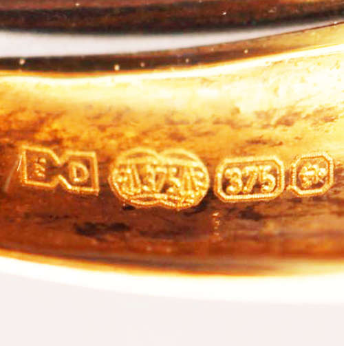 VINTAGE ENGLISH SHANK STYLE HALF ROUND 9CT YELLOW DIAMOND RING WITH GROOVED STAR-SHAPE MOTIFS. 375