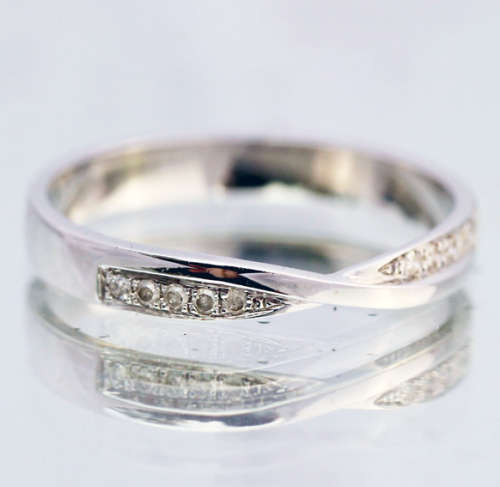 SIMPLE ELEGANT DIAMOND 9CT WHITE GOLD RING TWISTED FEATURE ENGLISH PIECE SHEFFIELD ASSAY