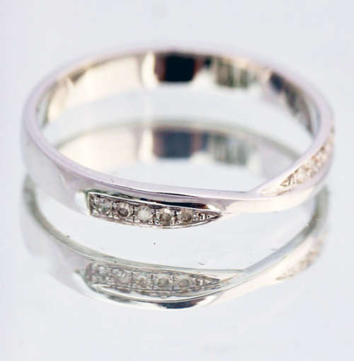 SIMPLE ELEGANT DIAMOND 9CT WHITE GOLD RING TWISTED FEATURE ENGLISH PIECE SHEFFIELD ASSAY