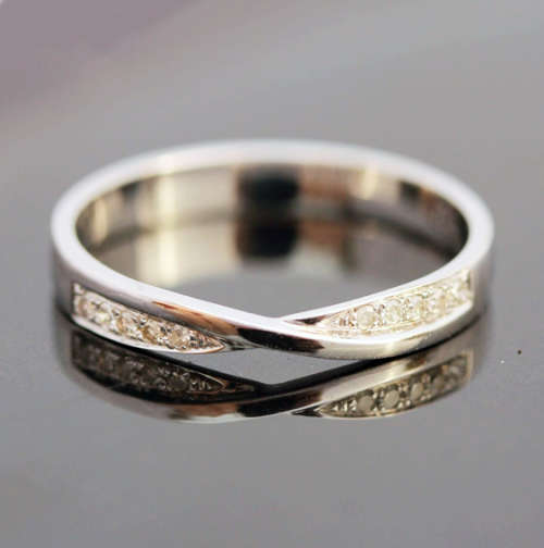 SIMPLE ELEGANT DIAMOND 9CT WHITE GOLD RING TWISTED FEATURE ENGLISH PIECE SHEFFIELD ASSAY