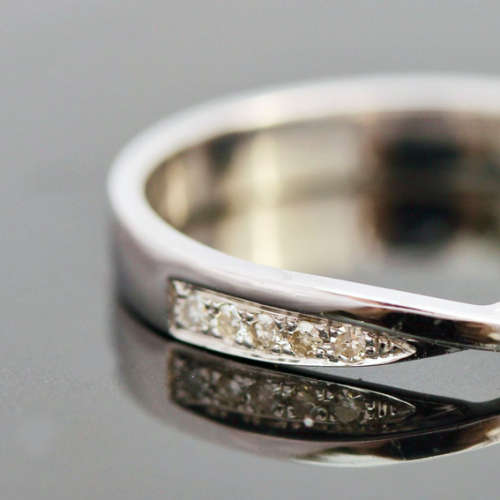 SIMPLE ELEGANT DIAMOND 9CT WHITE GOLD RING TWISTED FEATURE ENGLISH PIECE SHEFFIELD ASSAY