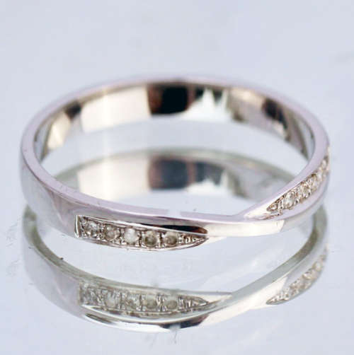 SIMPLE ELEGANT DIAMOND 9CT WHITE GOLD RING TWISTED FEATURE ENGLISH PIECE SHEFFIELD ASSAY