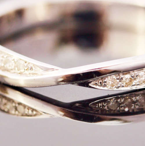 SIMPLE ELEGANT DIAMOND 9CT WHITE GOLD RING TWISTED FEATURE ENGLISH PIECE SHEFFIELD ASSAY