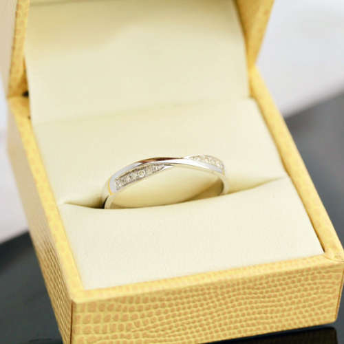 SIMPLE ELEGANT DIAMOND 9CT WHITE GOLD RING TWISTED FEATURE ENGLISH PIECE SHEFFIELD ASSAY