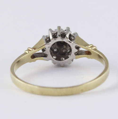 CLASSIC DIAMOND CLUSTER 9CT YELLOW GOLD RING. ENGLISH HALLMARKS. INDEP JEWELLER CERT R3'500