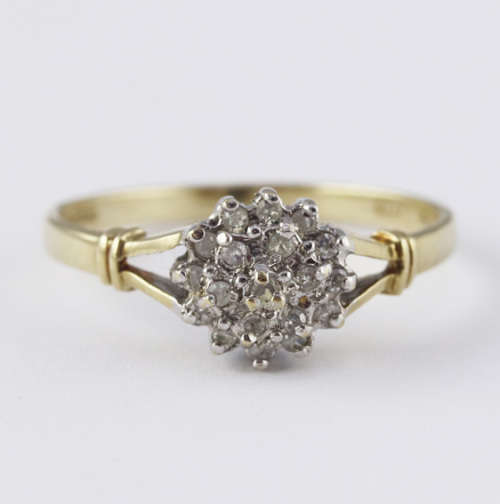 CLASSIC DIAMOND CLUSTER 9CT YELLOW GOLD RING. ENGLISH HALLMARKS. INDEP JEWELLER CERT R3'500