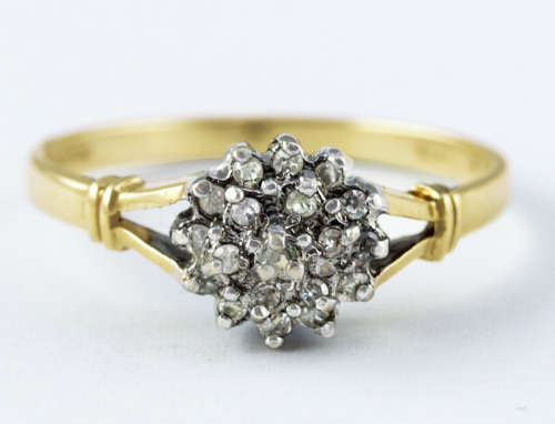 CLASSIC DIAMOND CLUSTER 9CT YELLOW GOLD RING. ENGLISH HALLMARKS. INDEP JEWELLER CERT R3'500