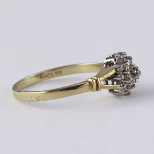CLASSIC DIAMOND CLUSTER 9CT YELLOW GOLD RING. ENGLISH HALLMARKS. INDEP JEWELLER CERT R3'500