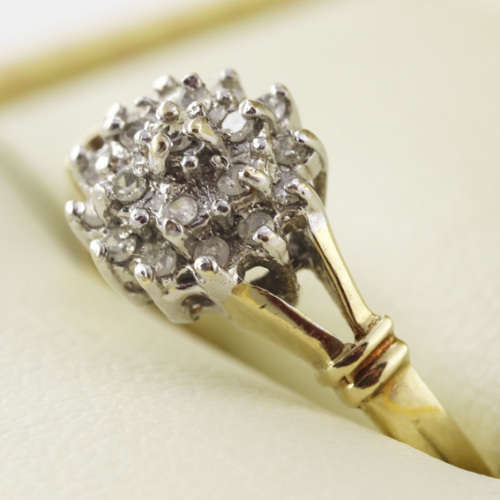 CLASSIC DIAMOND CLUSTER 9CT YELLOW GOLD RING. ENGLISH HALLMARKS. INDEP JEWELLER CERT R3'500