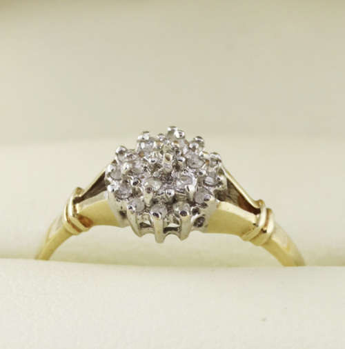 CLASSIC DIAMOND CLUSTER 9CT YELLOW GOLD RING. ENGLISH HALLMARKS. INDEP JEWELLER CERT R3'500