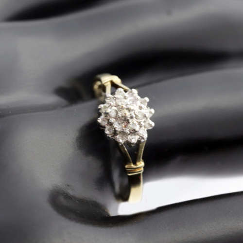 CLASSIC DIAMOND CLUSTER 9CT YELLOW GOLD RING. ENGLISH HALLMARKS. INDEP JEWELLER CERT R3'500