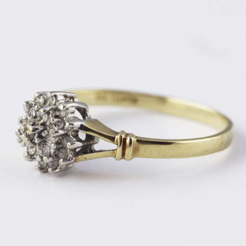 CLASSIC DIAMOND CLUSTER 9CT YELLOW GOLD RING. ENGLISH HALLMARKS. INDEP JEWELLER CERT R3'500