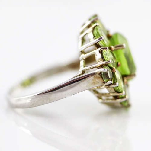GLORIOUS 8,4 CARAT PERIDOT CLUSTER STERLING SILVER RING. 925. HEAVY!