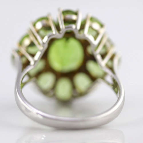 GLORIOUS 8,4 CARAT PERIDOT CLUSTER STERLING SILVER RING. 925. HEAVY!