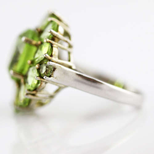GLORIOUS 8,4 CARAT PERIDOT CLUSTER STERLING SILVER RING. 925. HEAVY!