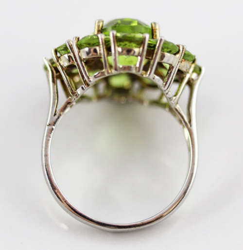 GLORIOUS 8,4 CARAT PERIDOT CLUSTER STERLING SILVER RING. 925. HEAVY!