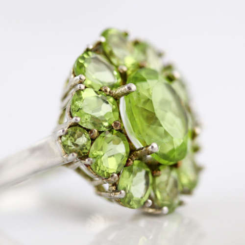 GLORIOUS 8,4 CARAT PERIDOT CLUSTER STERLING SILVER RING. 925. HEAVY!