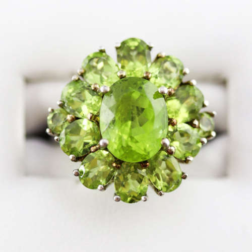 GLORIOUS 8,4 CARAT PERIDOT CLUSTER STERLING SILVER RING. 925. HEAVY!
