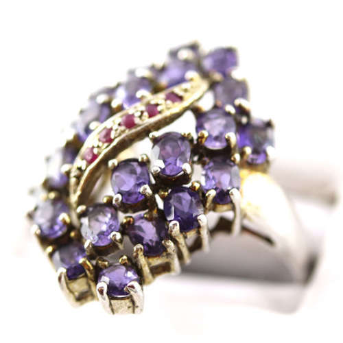 NATURAL IOLITE STERLING SILVER RING WITH CENTRAL RASPBERRY RUBY CURVED STRAND ON THE RING HEAD 925