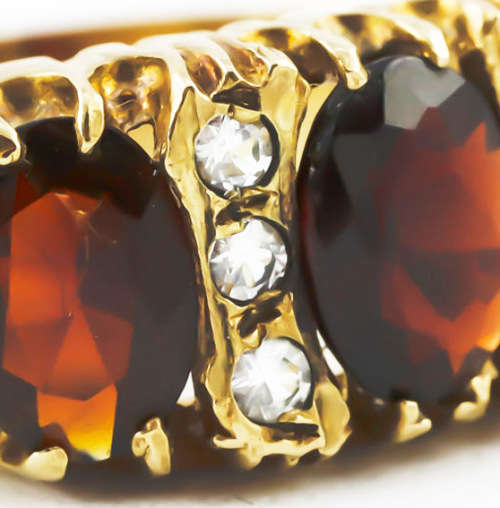 VINTAGE DETAILED NATURAL GARNET AND SILVER TOPAZ 9CT YELLOW GOLD RING JEWELLER EVALUATION R14`000