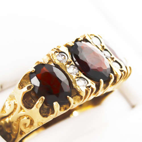 VINTAGE DETAILED NATURAL GARNET AND SILVER TOPAZ 9CT YELLOW GOLD RING JEWELLER EVALUATION R14`000