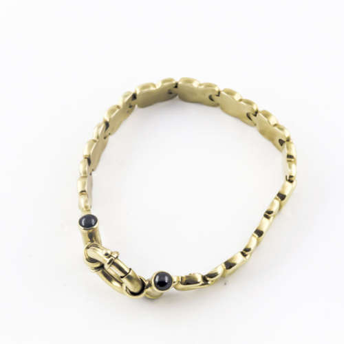 VINTAGE 9CT YELLOW GOLD GATE BRACELET WITH `SINORETTI` CLASP and ONYX. JEWELLER EVALUATION R20`000