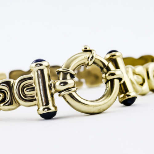 VINTAGE 9CT YELLOW GOLD GATE BRACELET WITH `SINORETTI` CLASP and ONYX. JEWELLER EVALUATION R20`000