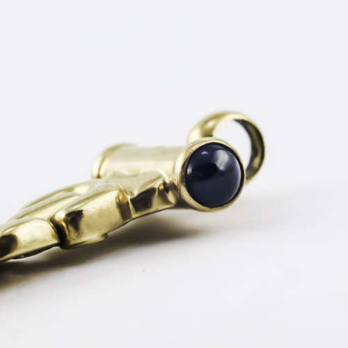 VINTAGE 9CT YELLOW GOLD GATE BRACELET WITH `SINORETTI` CLASP and ONYX. JEWELLER EVALUATION R20`000