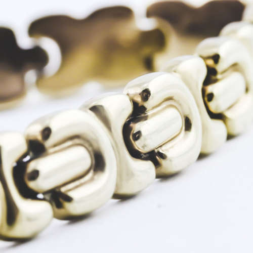 VINTAGE 9CT YELLOW GOLD GATE BRACELET WITH `SINORETTI` CLASP and ONYX. JEWELLER EVALUATION R20`000