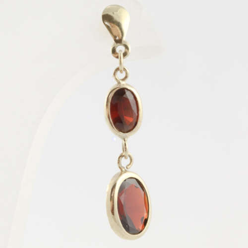 VINTAGE GARNET 9CT YELLOW GOLD DROP AND DANGLE EARRINGS. 375. CLASSIC ELEGANCE!