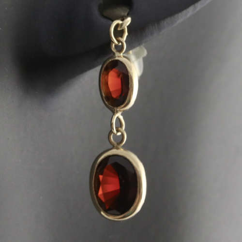 VINTAGE GARNET 9CT YELLOW GOLD DROP AND DANGLE EARRINGS. 375. CLASSIC ELEGANCE!